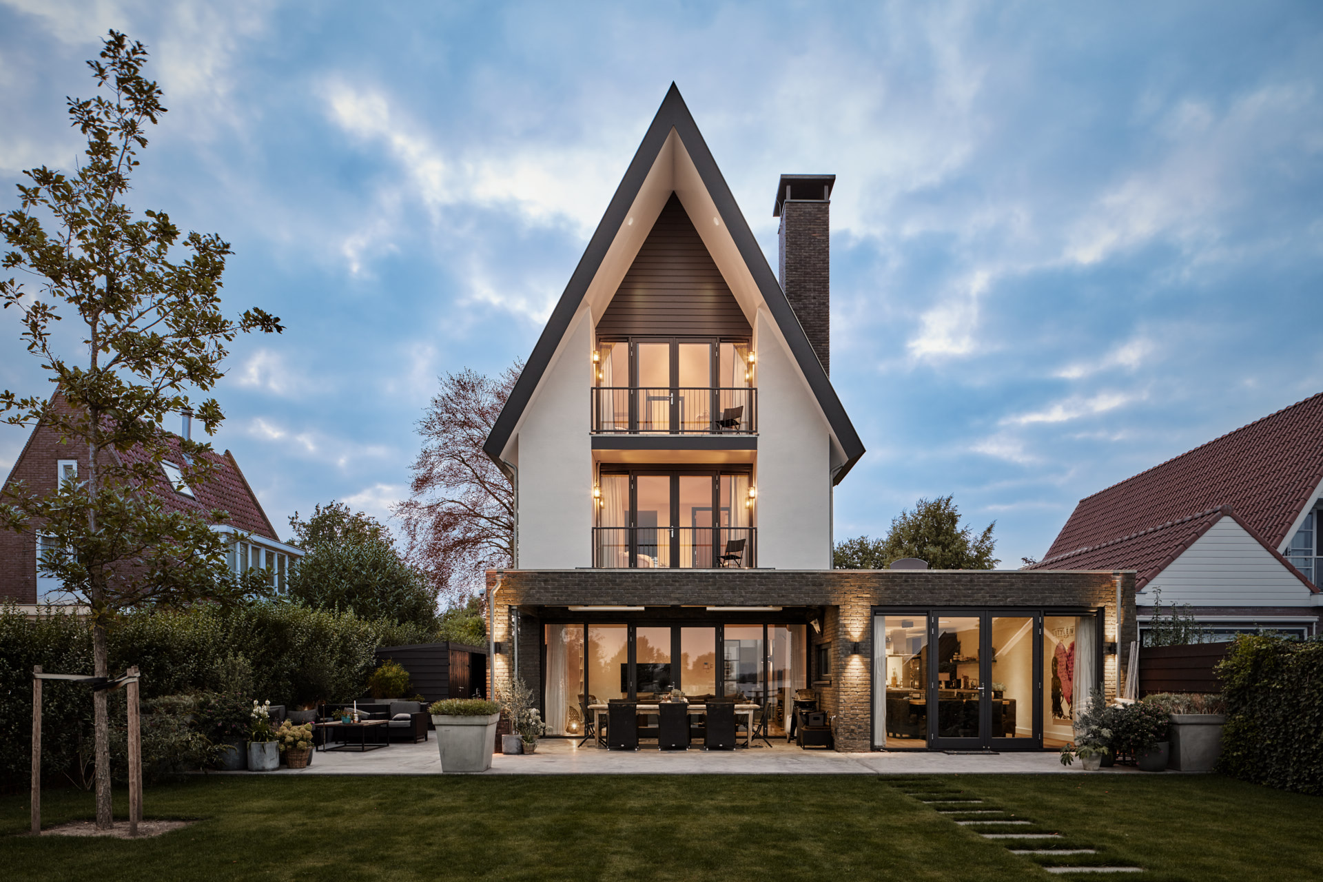 Moderne nieuwbouw villa ontworpen door Amsterdamse architect Maxim Winkelaar in Vinkeveen.