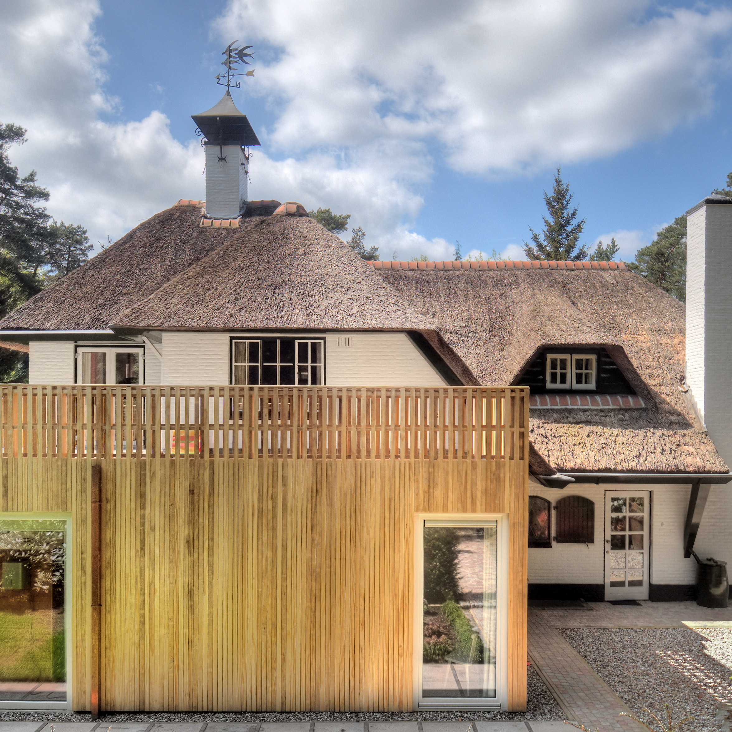 Renovatie met uitbouw vrijstaande villa met rietenkap en houten gevel in Doorn door architect Maxim Winkelaar uit Amsterdam.