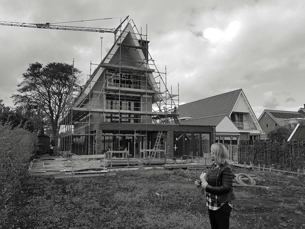 Maxim-Winkelaar-Nieuwbouw-villa-vinkeveen-1-04 Maxim Winkelaar Architecten uit Amsterdam heeft een moderne nieuwbouwvilla aan het water van de Vinkeveense Plassen ontworpen en gebouwd. Wit stucwerk met hout en een leiendak met veranda.