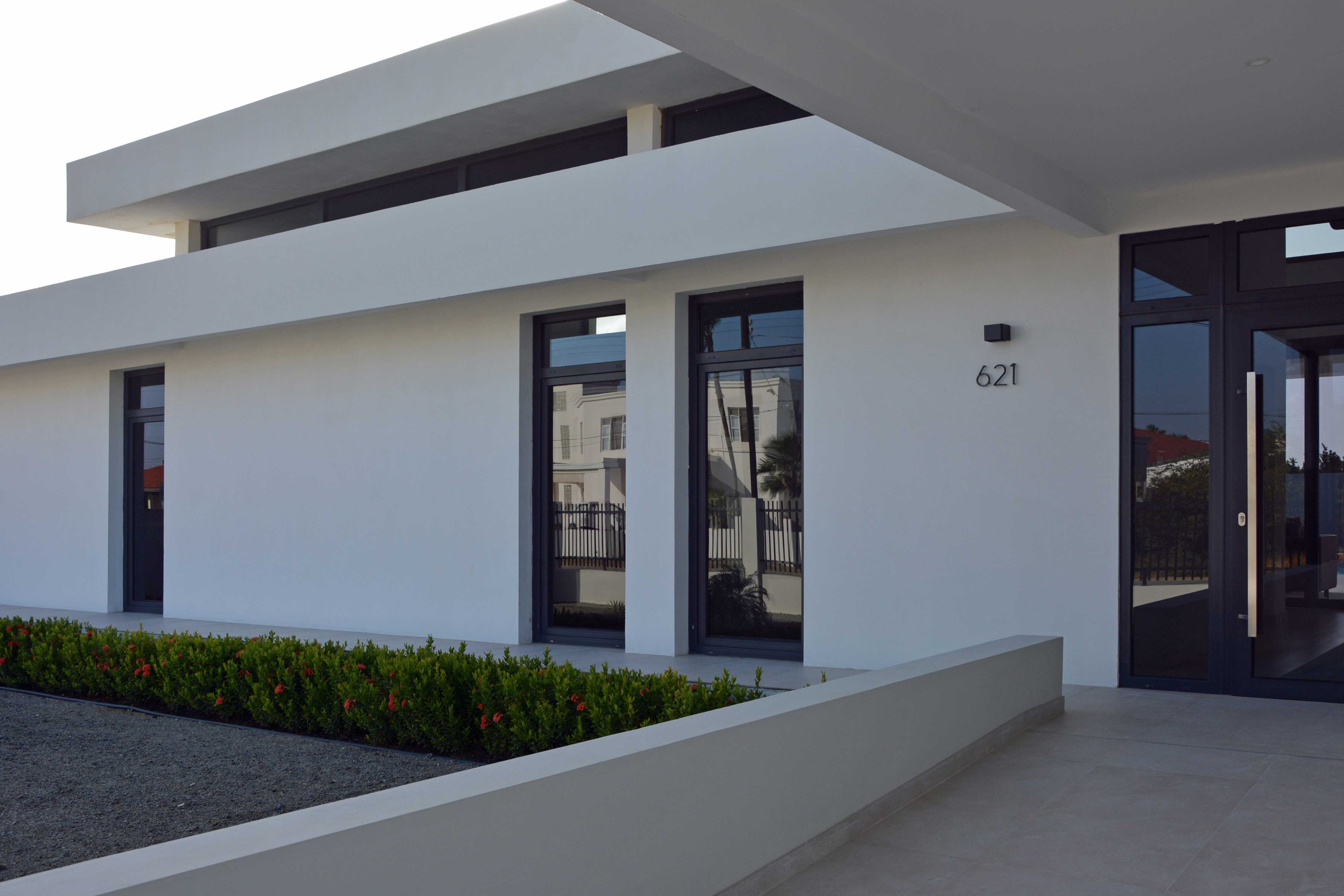 Villa-Aruba-contemporary design entrance Architect Maxim Winkelaar made a modern contemporary villa design in Palm Beach Aruba.