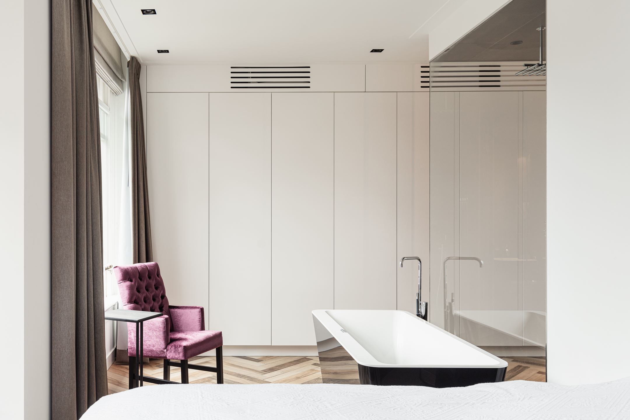 Interieurontwerp en moderne badkamer op maat door amsterdamse architect Maxim Winkelaar.