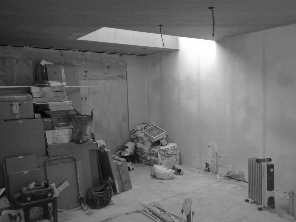 Verbouwing woonhuis amstelveen. Renovatie van jaren 30 woning in Amstelveen door Amsterdamse architect Maxim Winkelaar. Zwarte keuken en beton aanrechtblad.