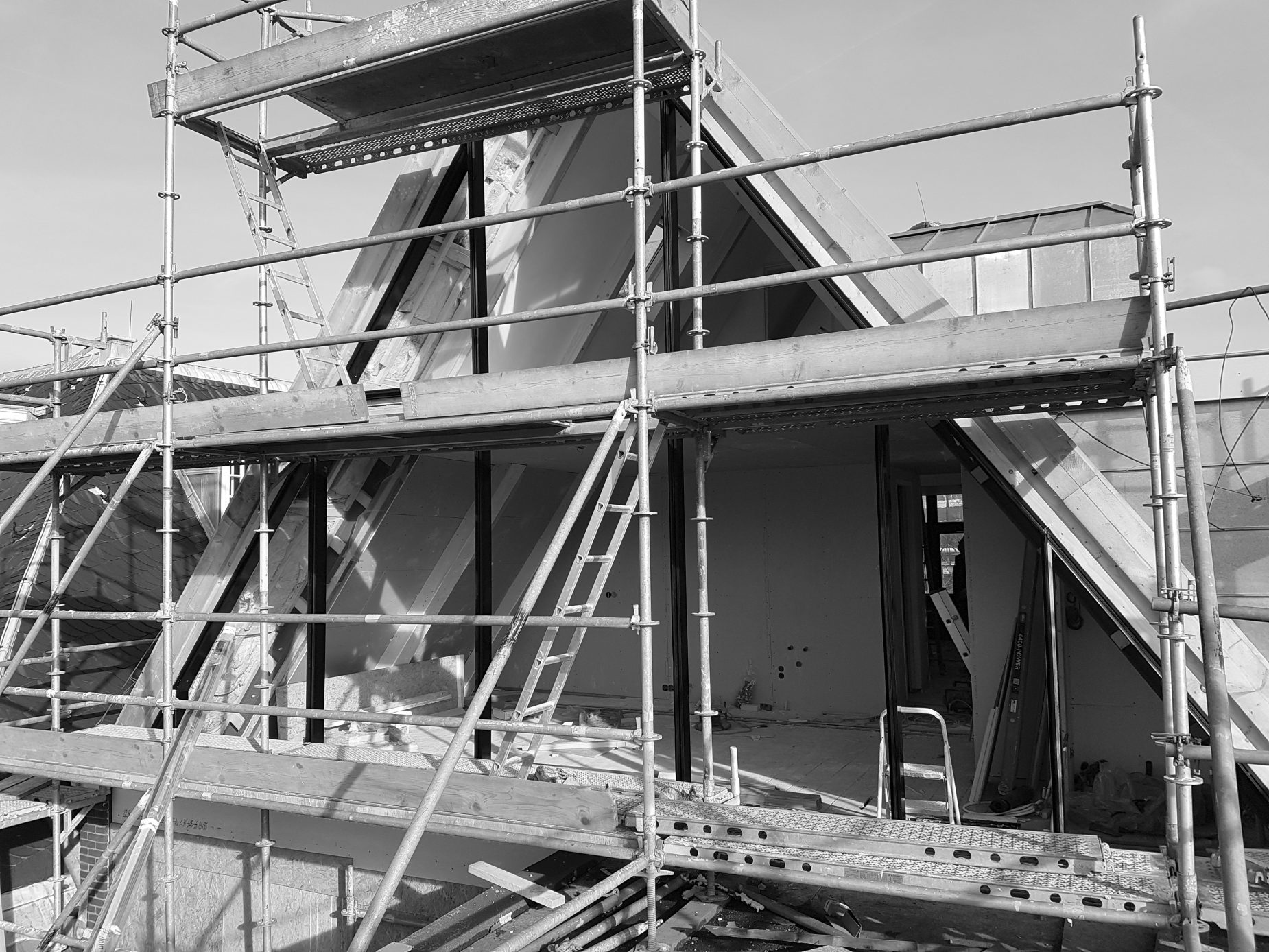 Verbouwing grachtenpand Renovatie van een grachtenpand aan de Oudezijds Voorburgwal in centrum van Amsterdam naar 5 luxe appartementen.