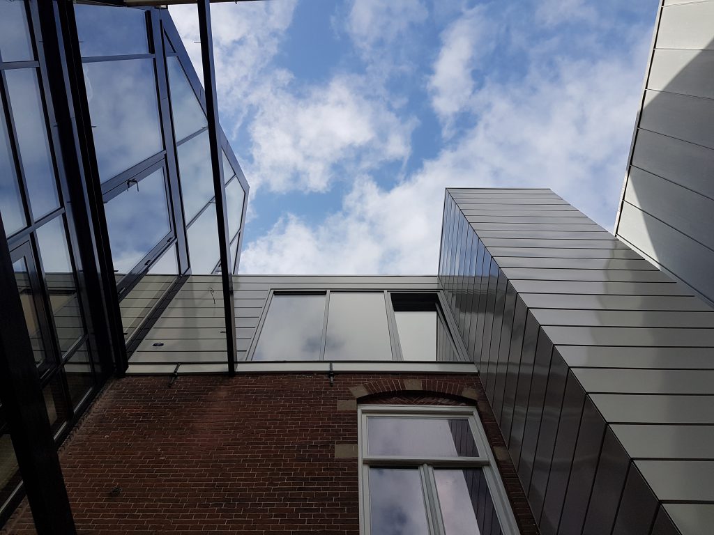 Bouwfoto oudezijds voorburgwal Renovatie van een grachtenpand aan de Oudezijds Voorburgwal in centrum van Amsterdam naar 5 luxe appartementen.