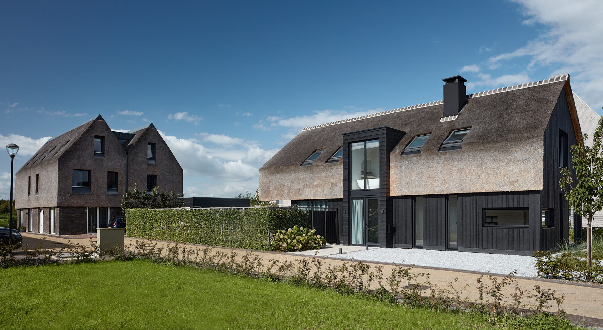 Moderne schuurwoning met rietenkap en houten gevel door architect Maxim Winkelaar uit Hilversum. Moderne schuurwoning met rietenkap en houten gevel door architect Maxim Winkelaar uit Hilversum.