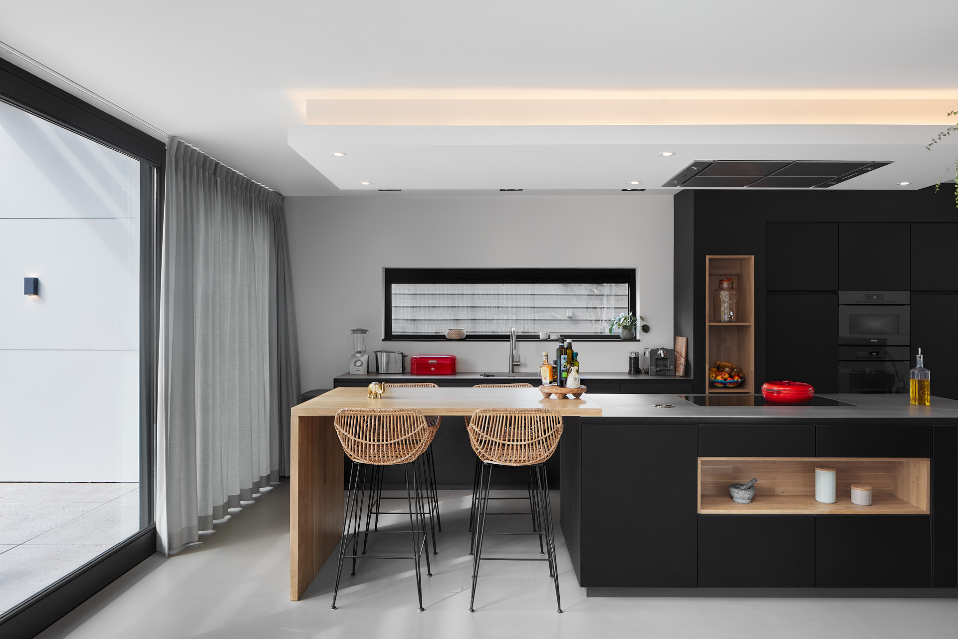Moderne schuurwoning met rietenkap en houten gevel door architect Maxim Winkelaar uit Hilversum.