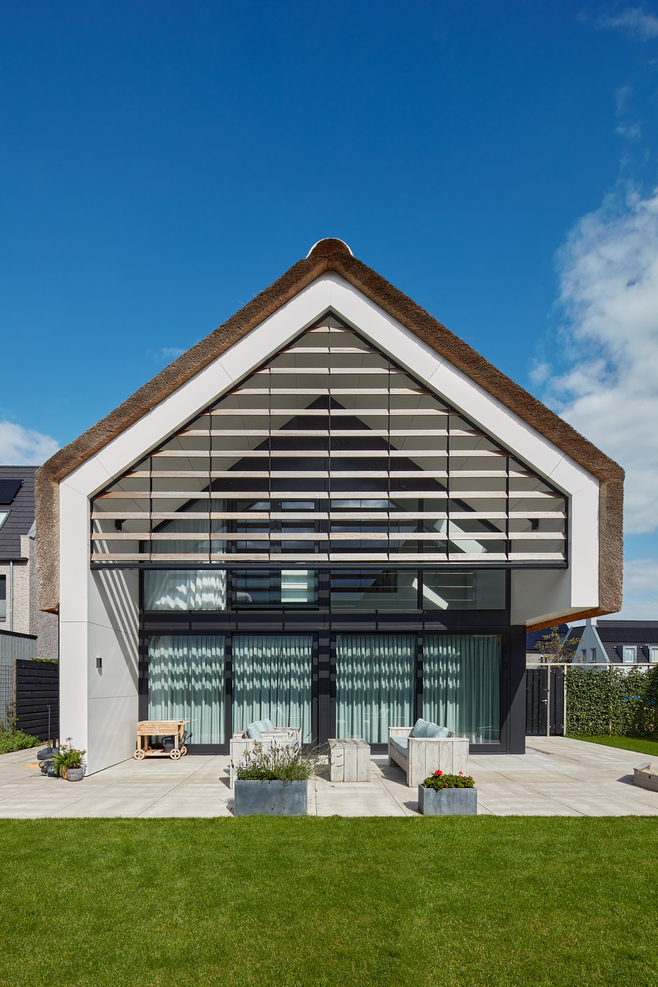 Moderne schuurwoning met rietenkap en houten gevel door architect Maxim Winkelaar uit Hilversum. Moderne schuurwoning met rietenkap en houten gevel door architect Maxim Winkelaar uit Hilversum.