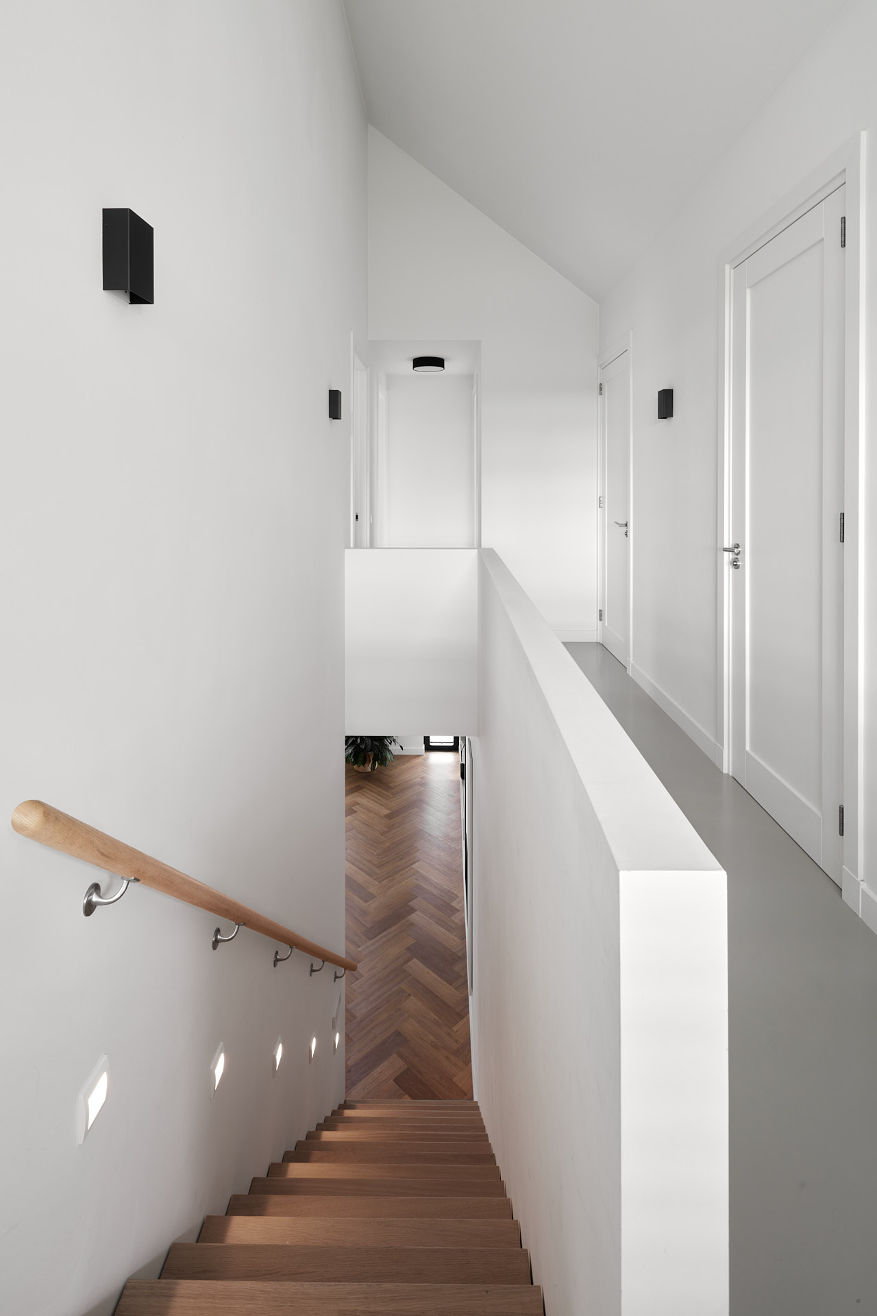 Moderne schuurwoning met rietenkap en houten gevel door architect Maxim Winkelaar uit Hilversum.