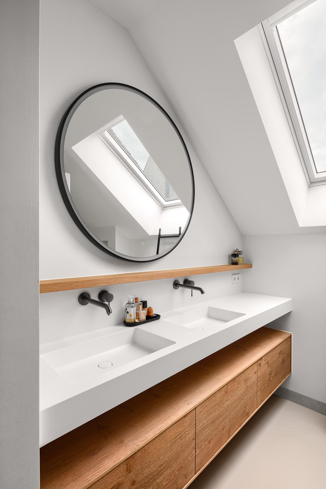 Moderne schuurwoning met rietenkap en houten gevel door architect Maxim Winkelaar uit Hilversum.