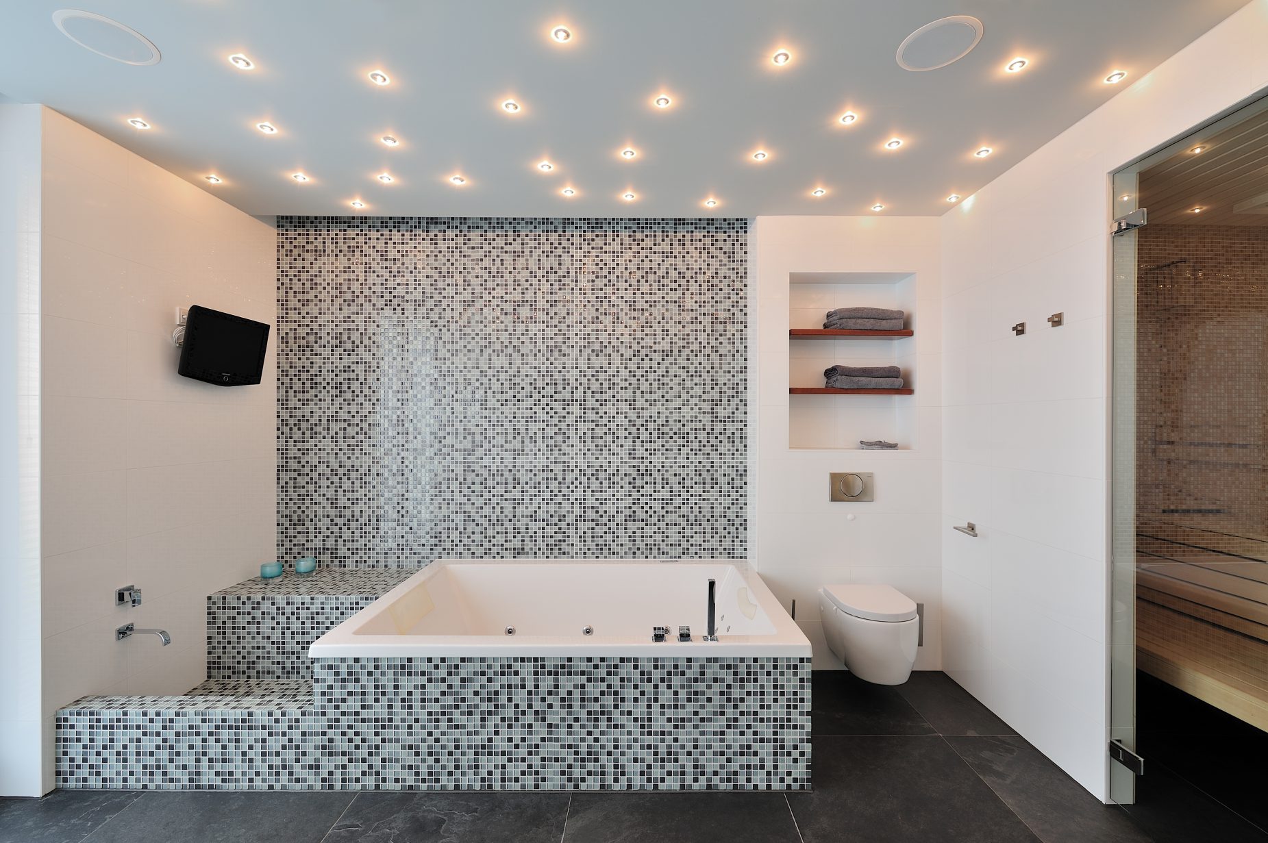 Voetenbad met jacuzzi en mozaik badkamer Nieuwbouw villa Bemmel ontwerp door architect Maxim Winkelaar uit Amsterdam