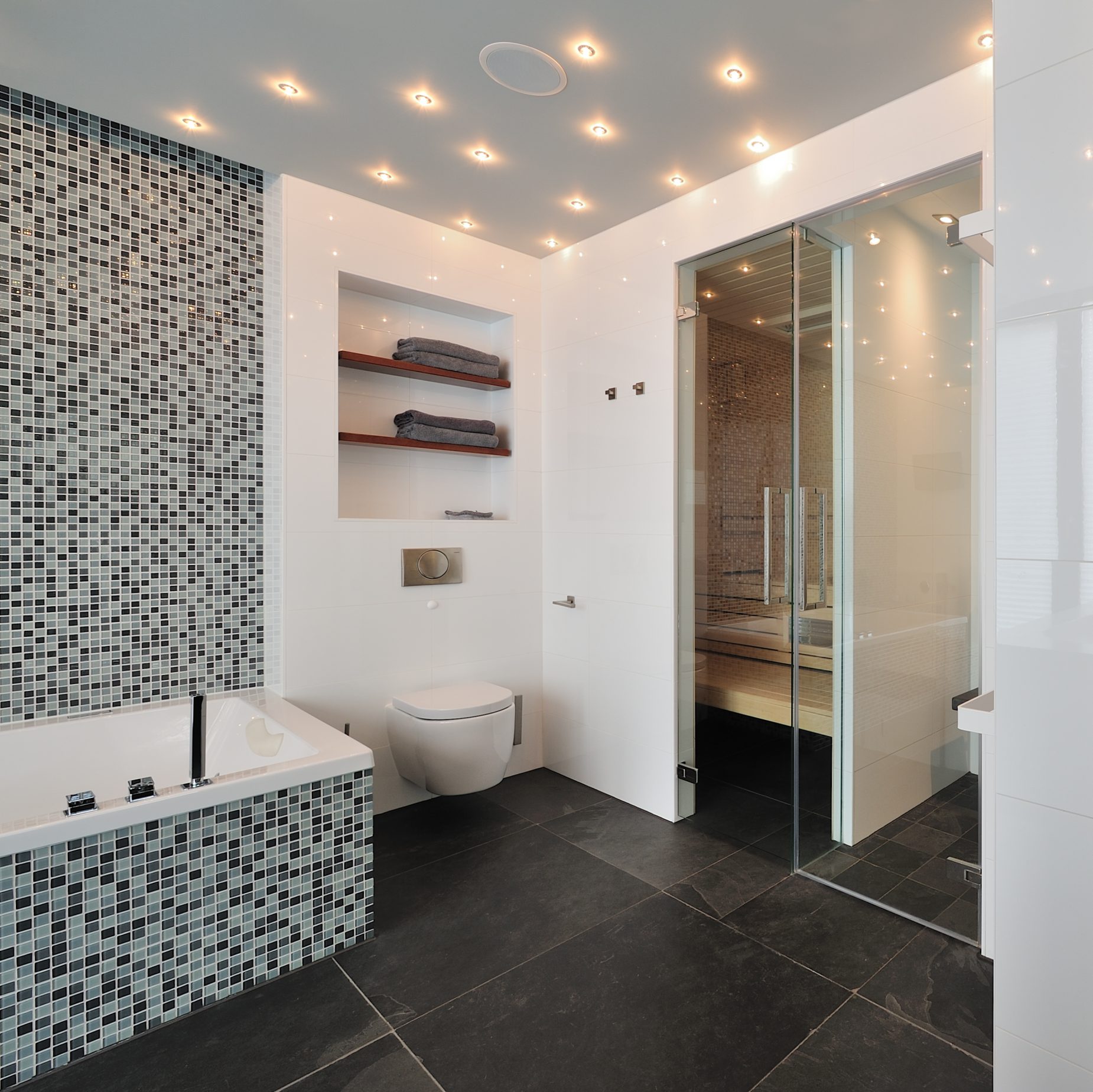 Badkamer met infrarood cabine en sauna Nieuwbouw villa Bemmel ontwerp door architect Maxim Winkelaar uit Amsterdam