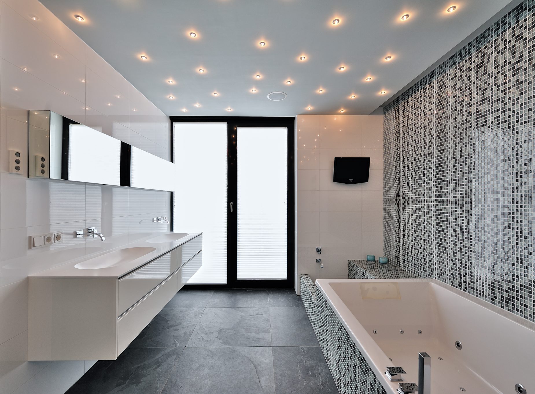 Badkamer met mozaik en sterrenplafond Nieuwbouw villa Bemmel ontwerp door architect Maxim Winkelaar uit Amsterdam