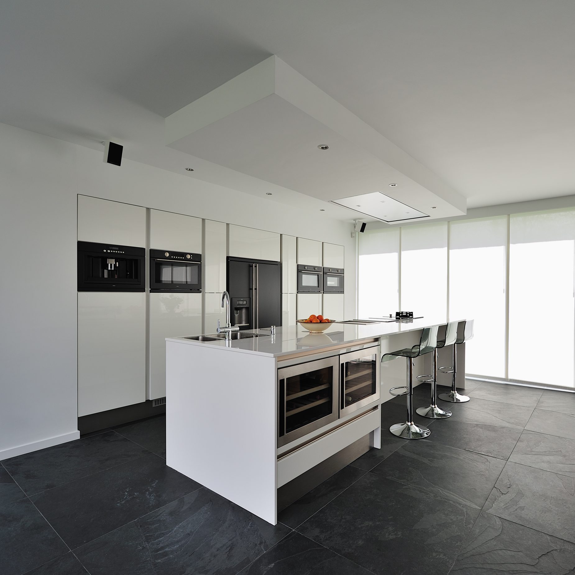 Moderne witte keuken met bar Nieuwbouw villa Bemmel ontwerp door architect Maxim Winkelaar uit Amsterdam