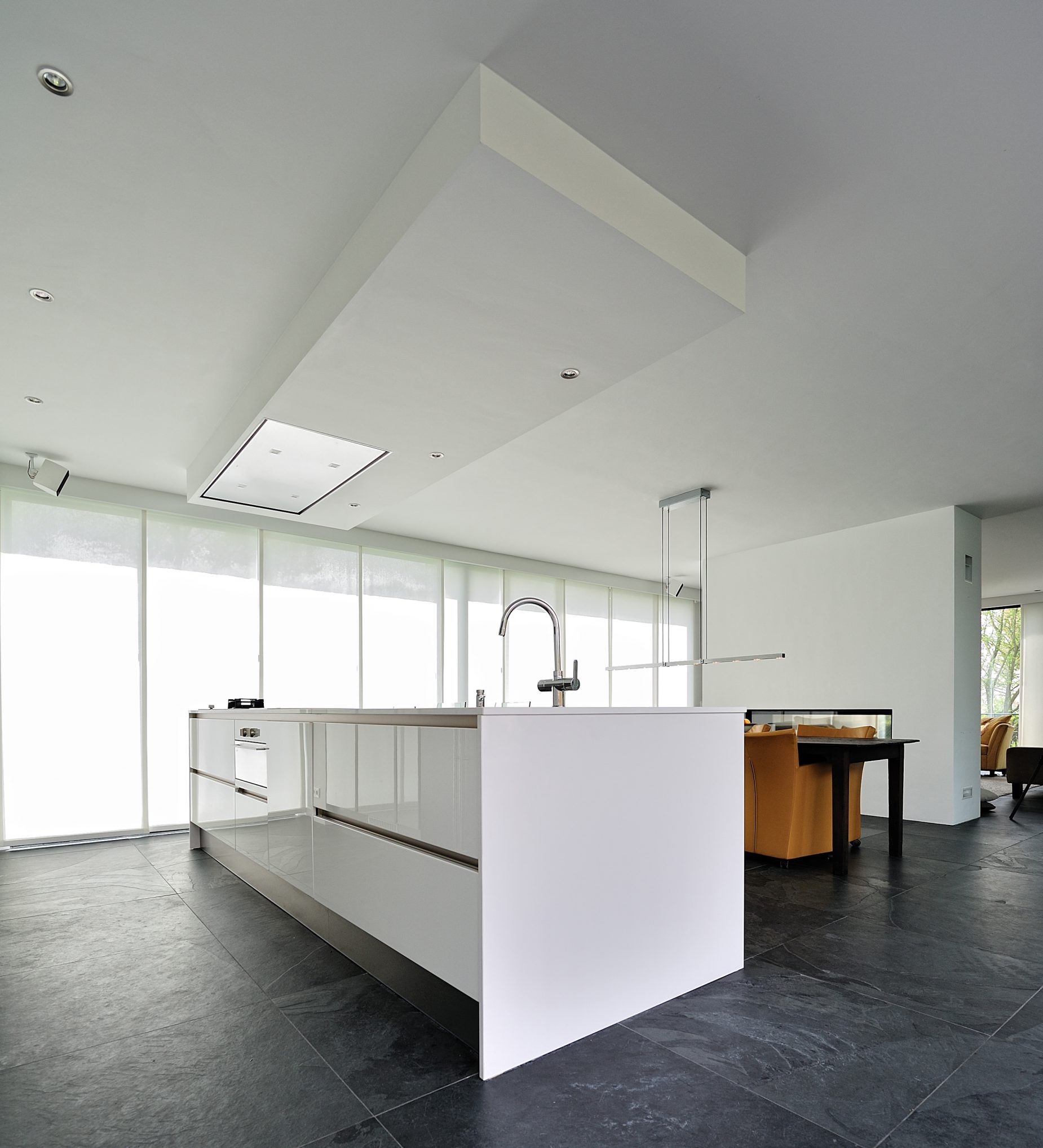 Modern wit kookeiland met bar Nieuwbouw villa Bemmel ontwerp door architect Maxim Winkelaar uit Amsterdam