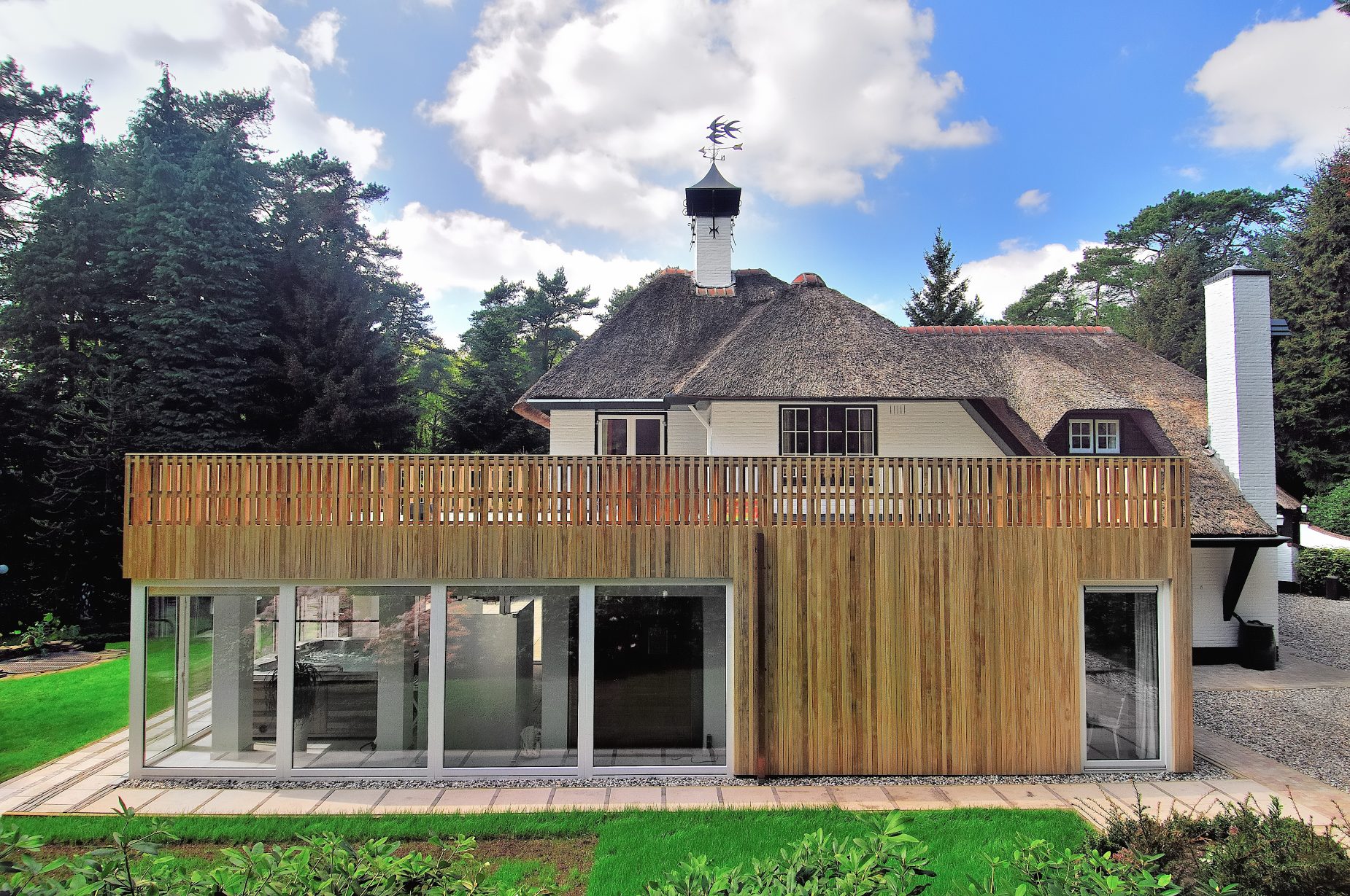 Renovatie met uitbouw vrijstaande villa met rietenkap en houten gevel in Doorn door architect Maxim Winkelaar uit Amsterdam.