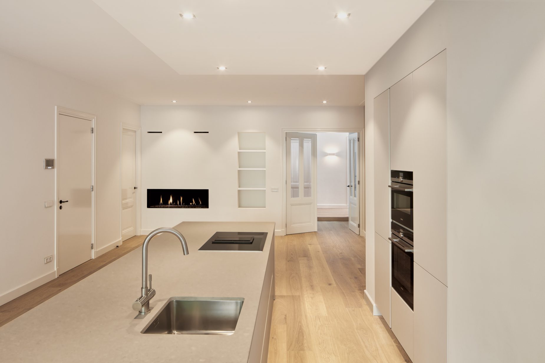 Grachtenpand-3- Amsterdam-1 Renovatie van een grachtenpand aan de Oudezijds Voorburgwal in centrum van Amsterdam naar 5 luxe appartementen.