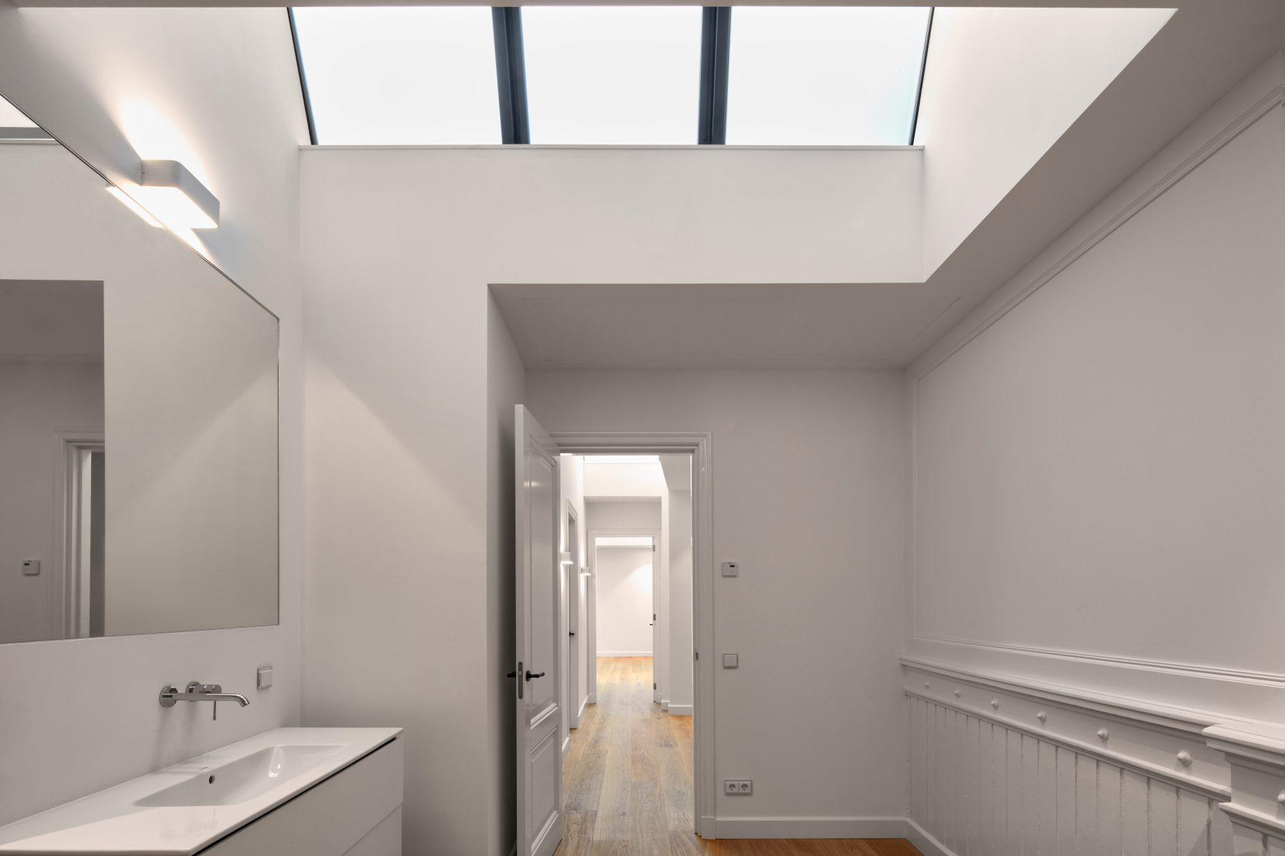 Grachtenpand-3- Amsterdam-2 Renovatie van een grachtenpand aan de Oudezijds Voorburgwal in centrum van Amsterdam naar 5 luxe appartementen.