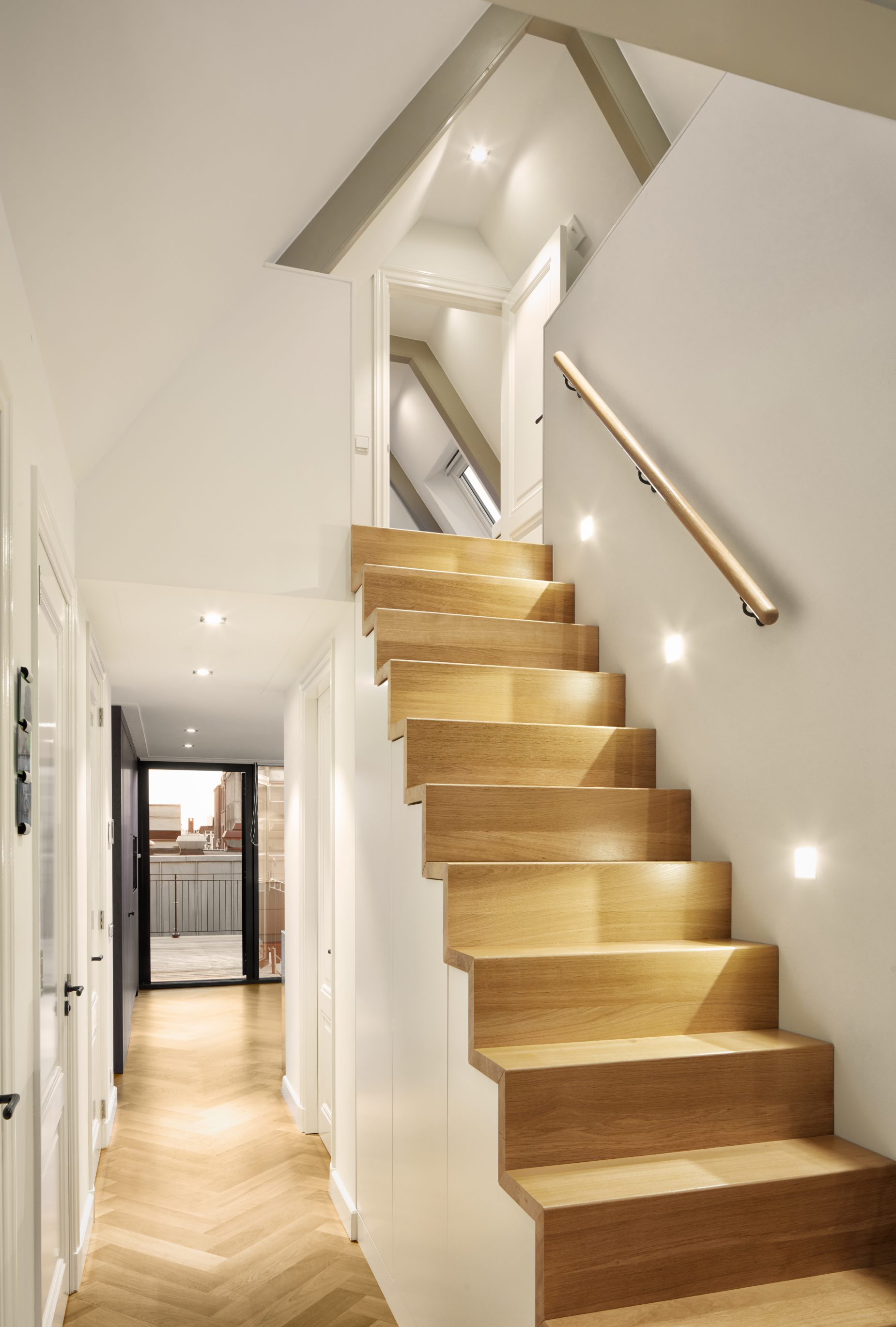 Grachtenpand-3- Amsterdam-6 Renovatie van een grachtenpand aan de Oudezijds Voorburgwal in centrum van Amsterdam naar 5 luxe appartementen.