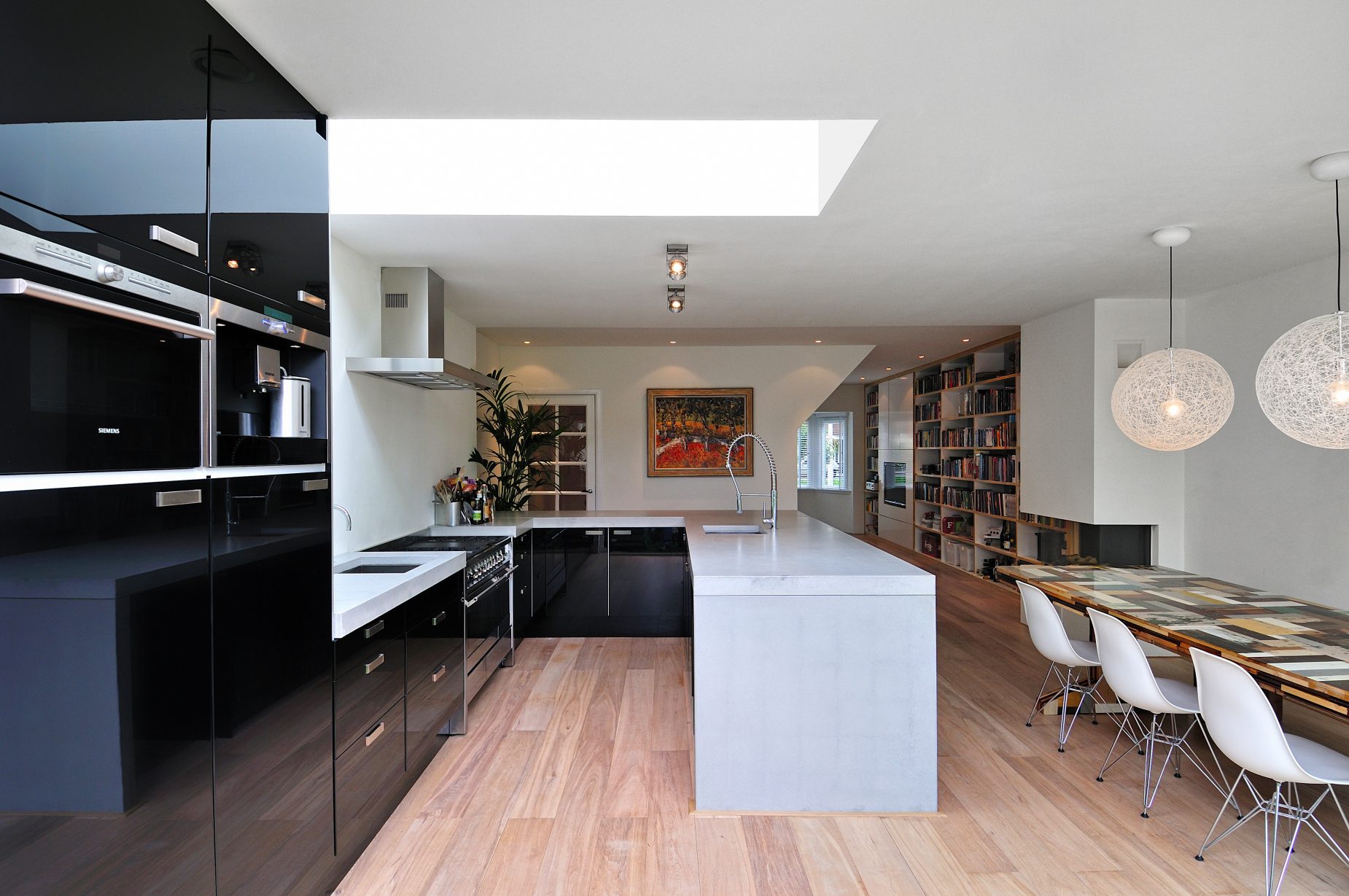 Huis Amstelveem 1-1 Renovatie van jaren 30 woning in Amstelveen door Amsterdamse architect Maxim Winkelaar. Zwarte keuken en beton aanrechtblad.