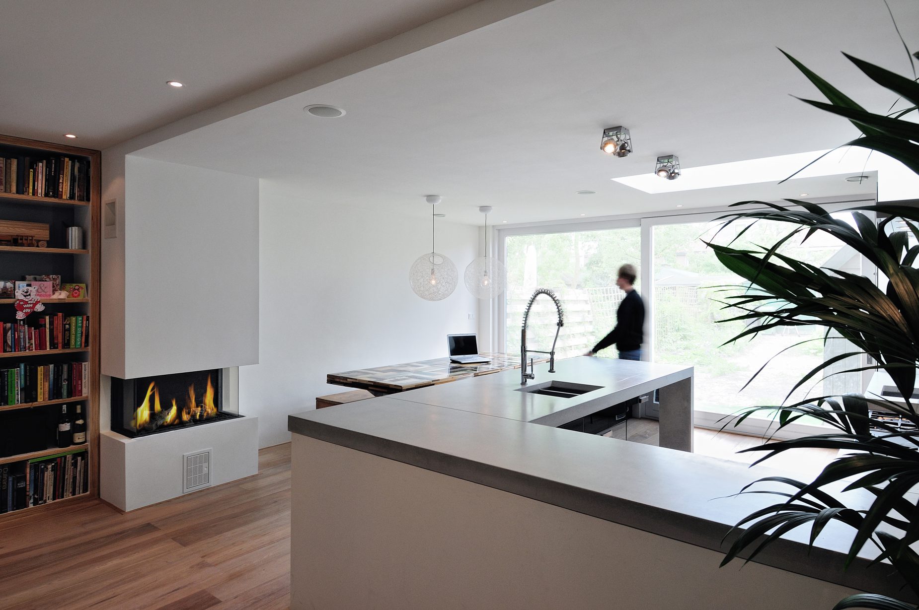 Huis Amstelveem 1-3 Renovatie van jaren 30 woning in Amstelveen door Amsterdamse architect Maxim Winkelaar. Zwarte keuken en beton aanrechtblad.