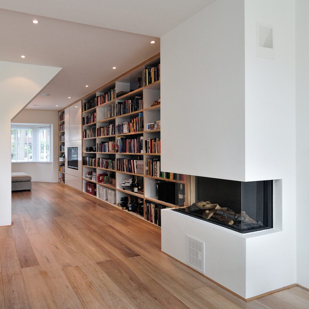 Huis Amstelveem 1-4 Renovatie van jaren 30 woning in Amstelveen door Amsterdamse architect Maxim Winkelaar. Zwarte keuken en beton aanrechtblad.