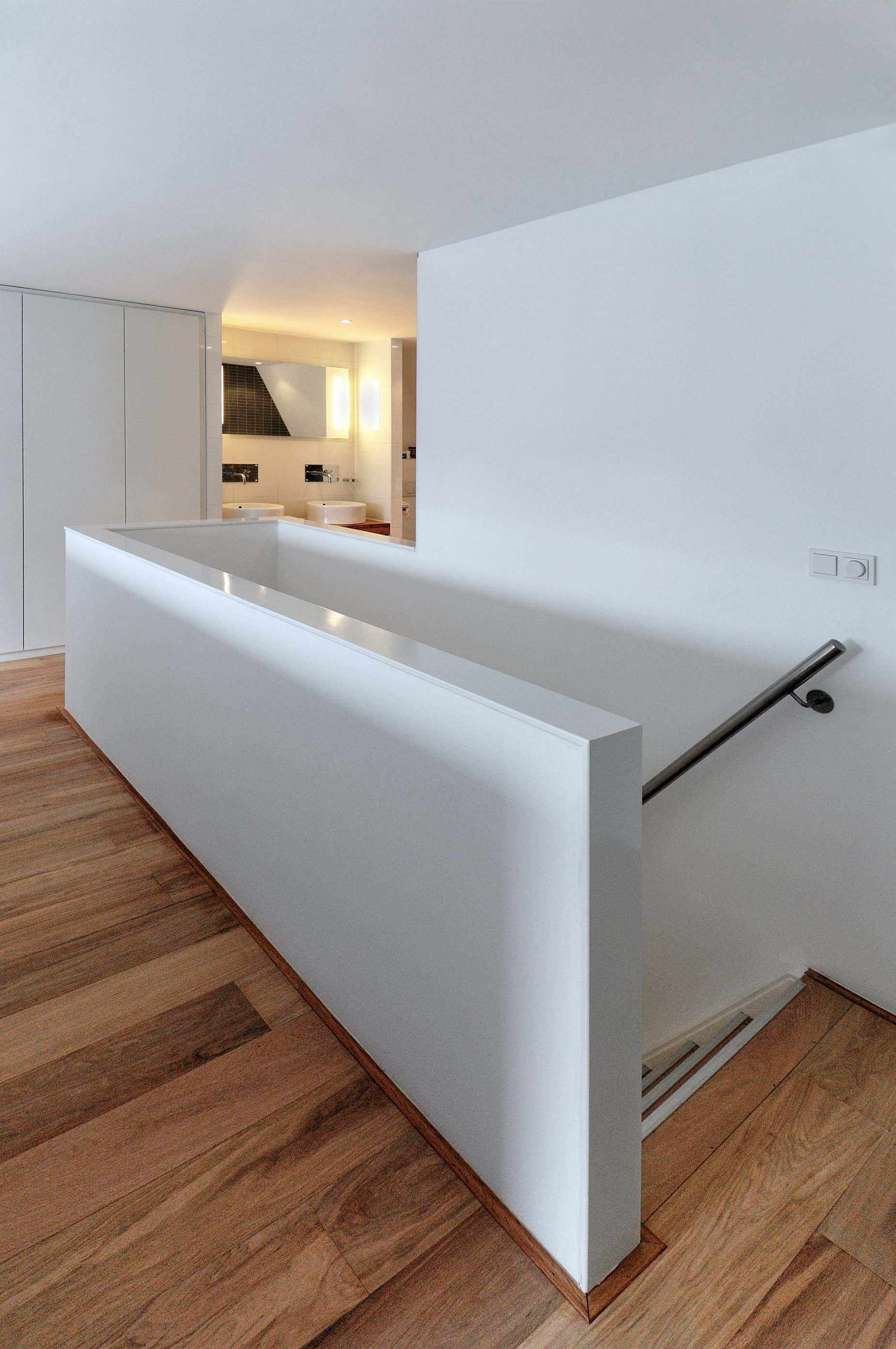 Huis Amstelveem 1-5 Renovatie van jaren 30 woning in Amstelveen door Amsterdamse architect Maxim Winkelaar. Zwarte keuken en beton aanrechtblad.