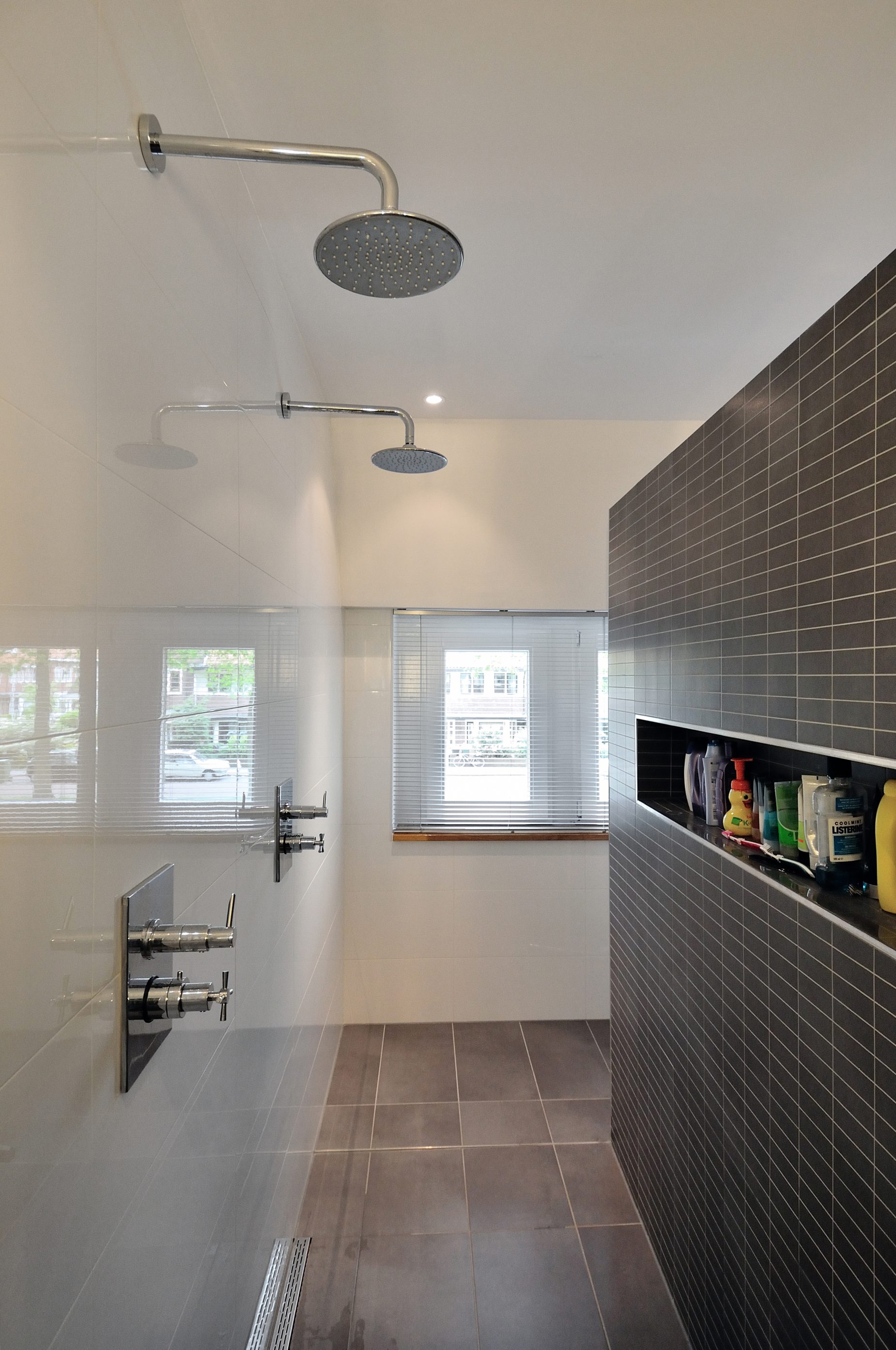 Huis Amstelveem 1-8 Renovatie van jaren 30 woning in Amstelveen door Amsterdamse architect Maxim Winkelaar. Zwarte keuken en beton aanrechtblad.