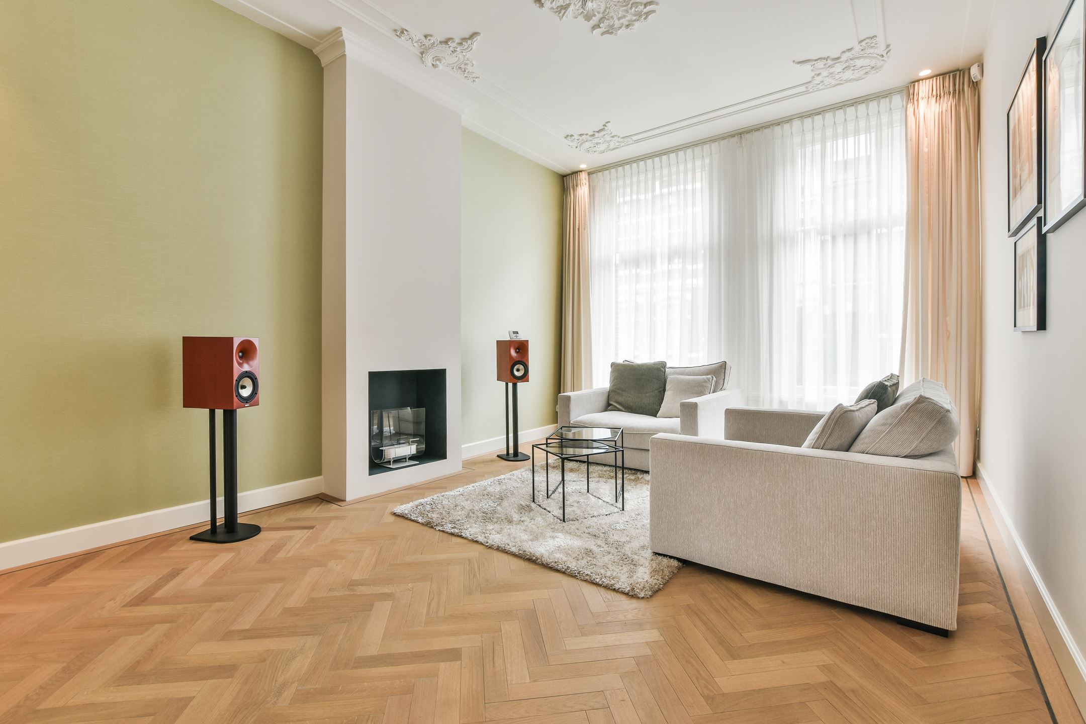 Moderne witte keuken met hout en verlichting ontwerp door binnenhuis architect Maxim Winkelaar.