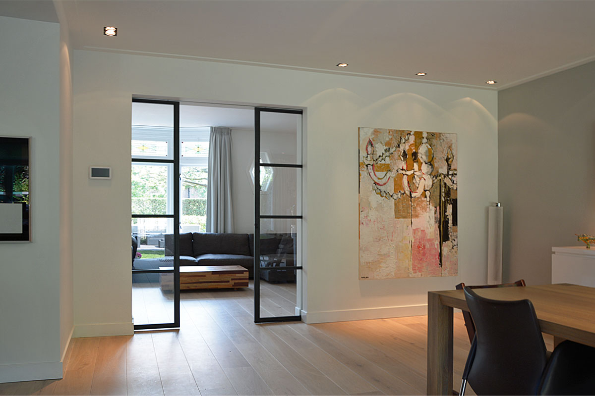 Verbouwen van jaren 30 woning in Brediuskwartier Bussum door architect Amsterdam Maxim Winkelaar. Stalen deuren en Siematic keuken.