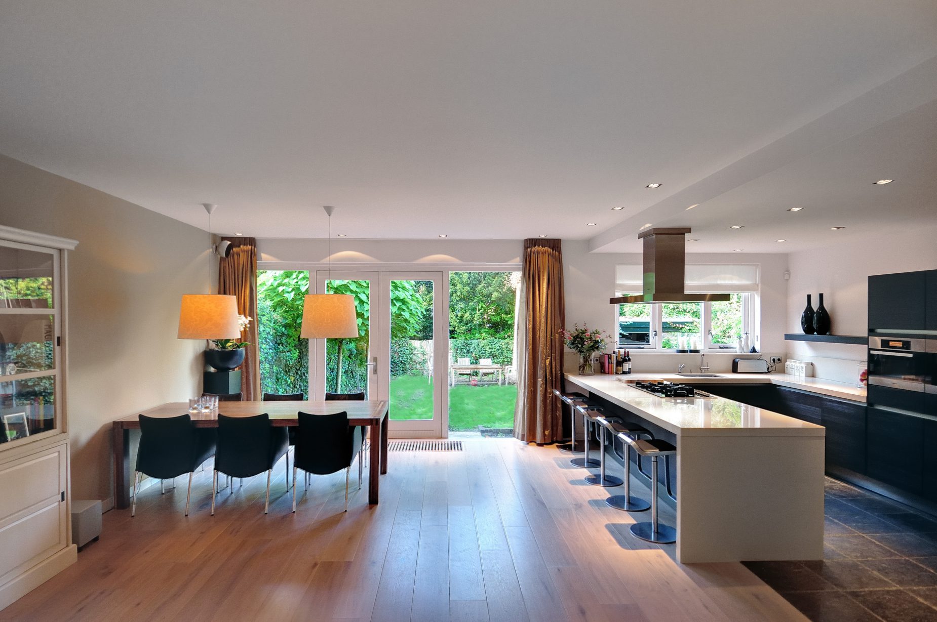 Huis-Bussum-2 Verbouwen van jaren 30 woning in Brediuskwartier Bussum door architect Amsterdam Maxim Winkelaar. Stalen deuren en Siematic keuken.
