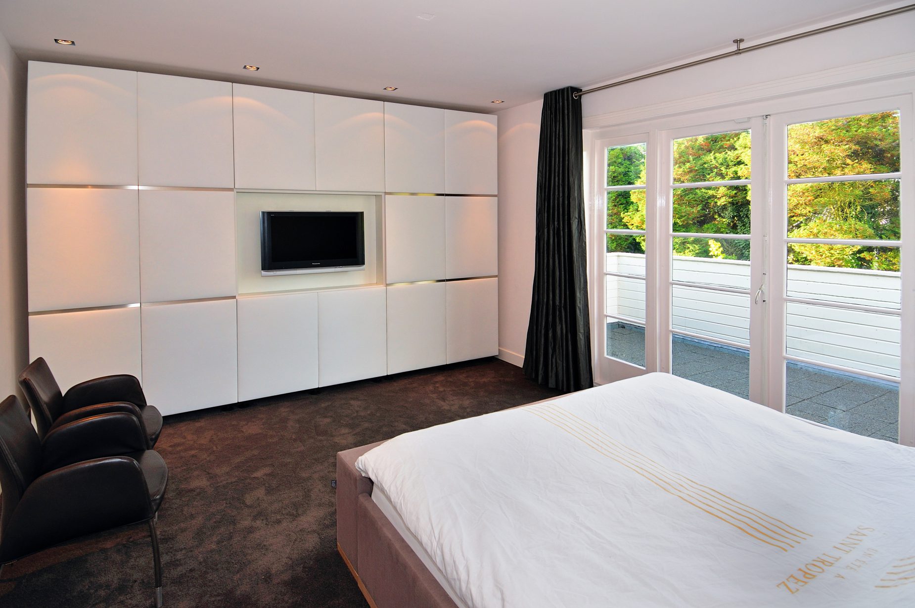 Huis-Bussum-9 Verbouwen van jaren 30 woning in Brediuskwartier Bussum door architect Amsterdam Maxim Winkelaar. Stalen deuren en Siematic keuken.