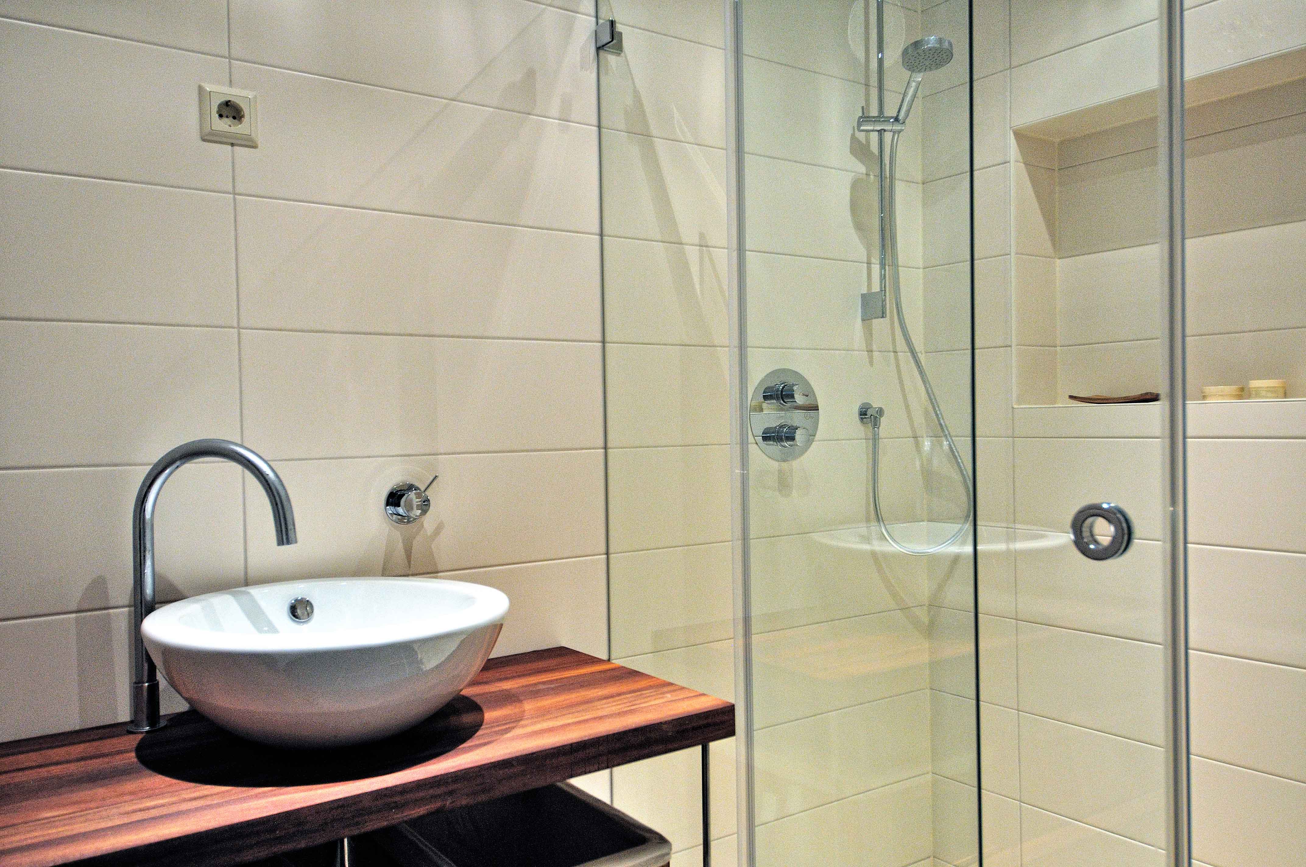 Ontwerp voor spa wellness in villa zeist door amsterdamse architect maxim winkelaar. Zwembad met tegenstroom en houten sauna.