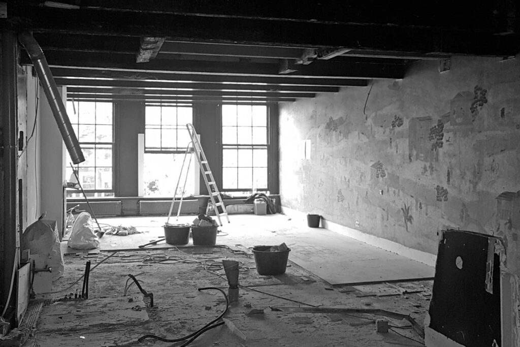 Sloopwerk-Keizersgracht-met oude muurschilderingen Verbouwfoto Keizersgracht met origineel behang