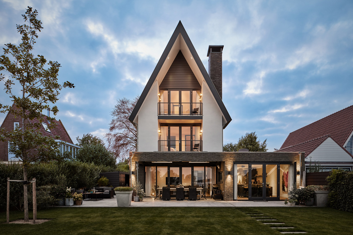 20180801-Villa-Vinkeveen Maxim Winkelaar Architecten uit Amsterdam heeft een moderne nieuwbouwvilla aan het water van de Vinkeveense Plassen ontworpen en gebouwd. Wit stucwerk met hout en een leiendak met veranda.