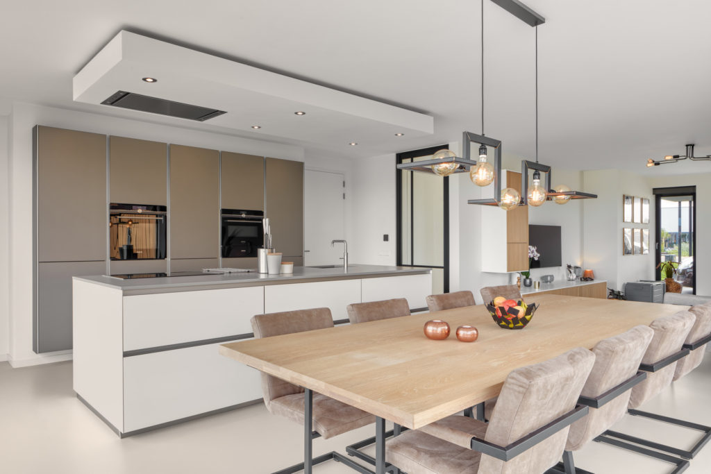 Interieurontwerp gietvloer met moderne keuken in nieuwbouwvilla Rotterdam Nesselande door architect Maxim Winkelaar. Nieuwbouw vrije kavel rotterdam nesselande door architectenbureau maxim winkelaar uit amsterdam.