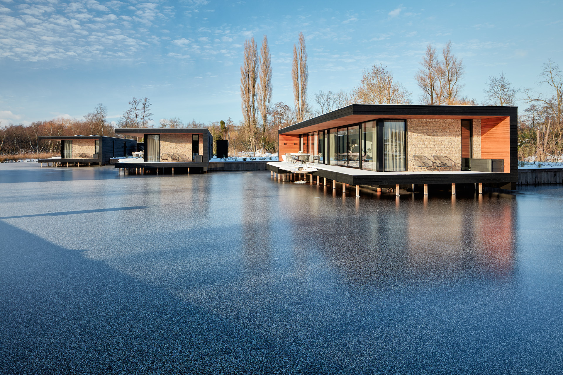 Vier waterwoningen Kortenhoef Haven Lake Villa door architect Maxim Winkelaar Ontwerp voor nieuwbouw drijvende woning in Kortenhoef, Loosdrecht. De moderne woonarken zijn volledig duurzaam ontwerp door architect Maxim Winkelaar uit Amsterdam.