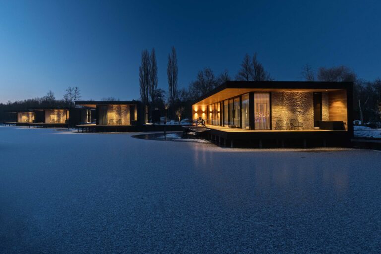 Vier waterwoningen Kortenhoef Haven Lake Village door architect Maxim Winkelaar