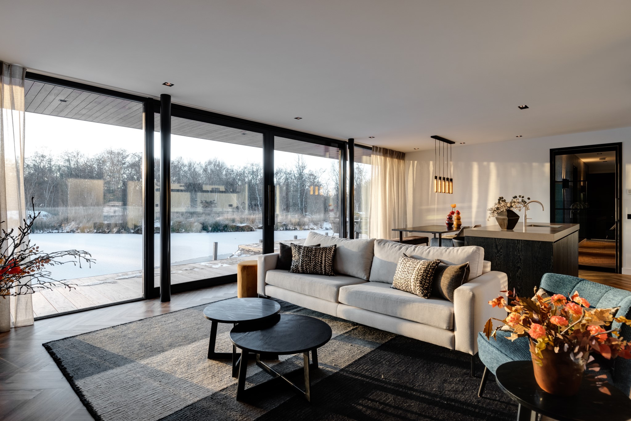 Haven Lake Village_eetkamer Woonkamer van Haven Lake Village in Kortenhoef ontwerp door interieurarchitect Maxim Winkelaar.