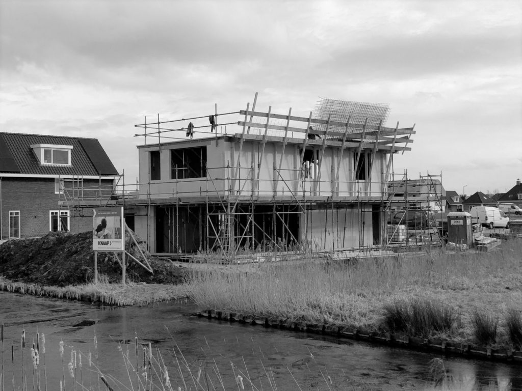 Nieuwbouw villa in Rotterdam Nesselande onder constructie in de wijk Waterwijk. Door architect Maxim Winkelaar.