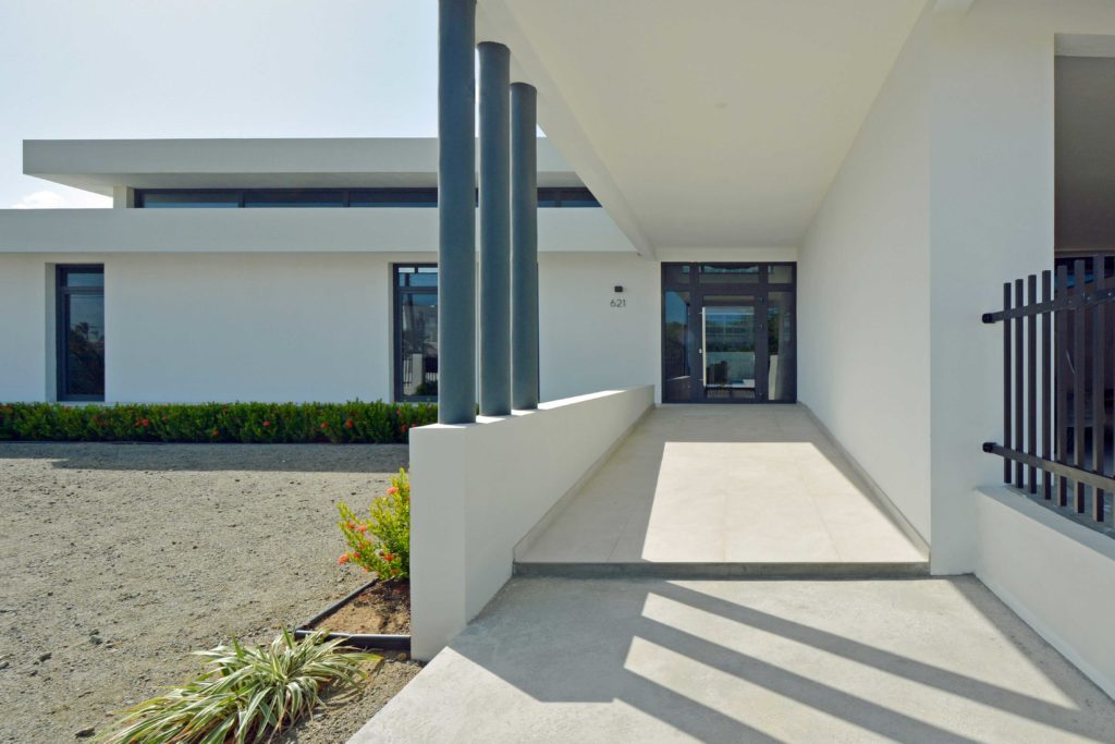 Villa-Aruba-entree Architectenbureau Amsterdam Maxim Winkelaar maakt ontwerp voor een moderne nieuwbouwvilla op Aruba, Bonaire en Curaçao.