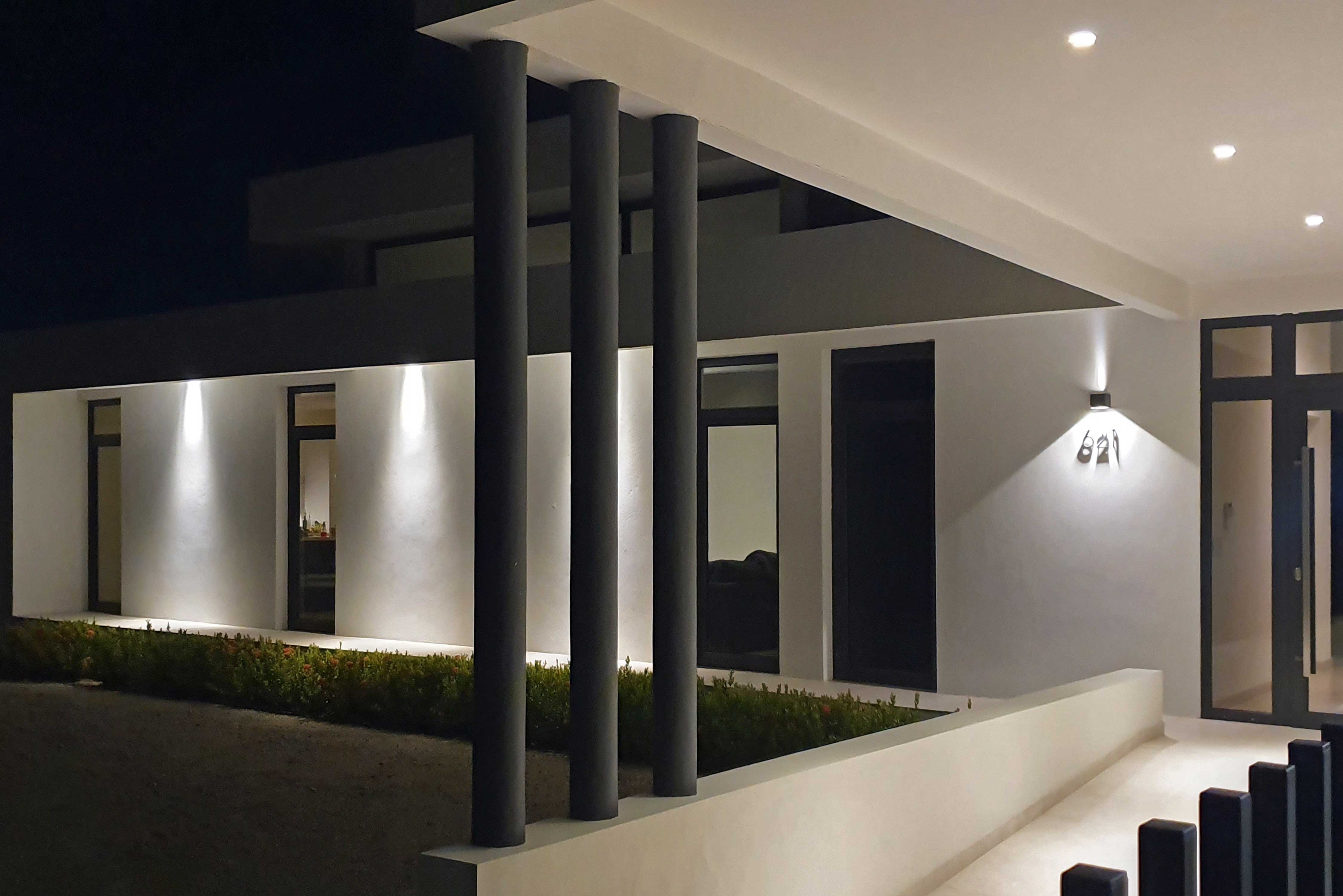 Villa-Aruba-nacht Architectenbureau Amsterdam Maxim Winkelaar maakt ontwerp voor een moderne nieuwbouwvilla op Aruba, Bonaire en Curaçao.