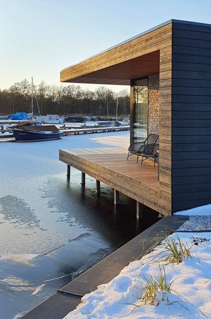 Waterwoningen-in-de-sneeuw-Kortenhoef Vier waterwoningen Kortenhoef Haven Lake Villa door architect Maxim Winkelaar