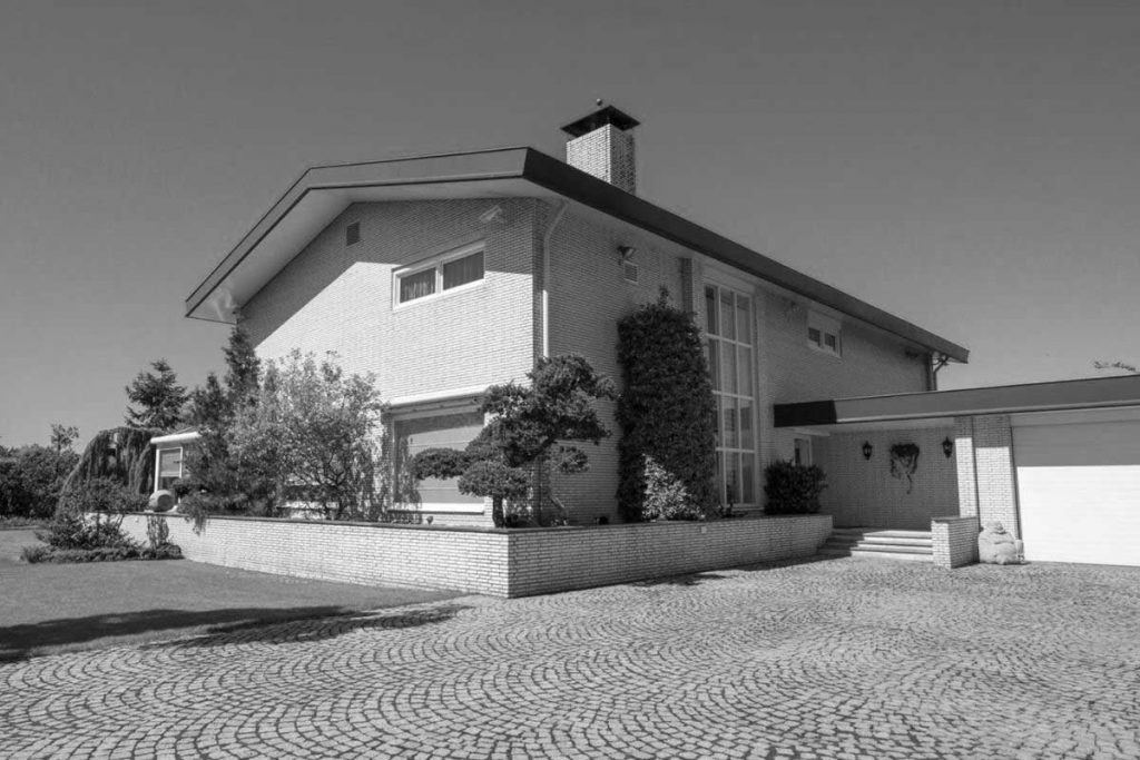 20190621-Renovatie-villa-Vinkeveen bt Renovatie van een bestaande villa in Vinkeveen. Architect Maxim Winkelaar uit Amsterdam verzorgt het ontwerp en interieurontwerp met vergunningen.