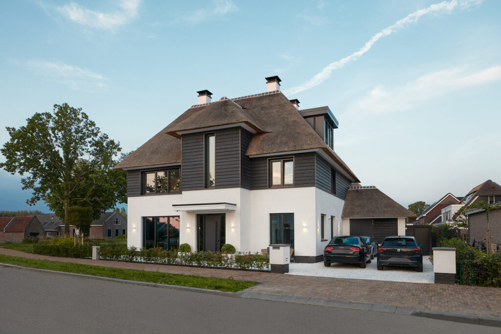 Moderne rietgedekte villa in Utrecht door architect Maxim Winkelaar.