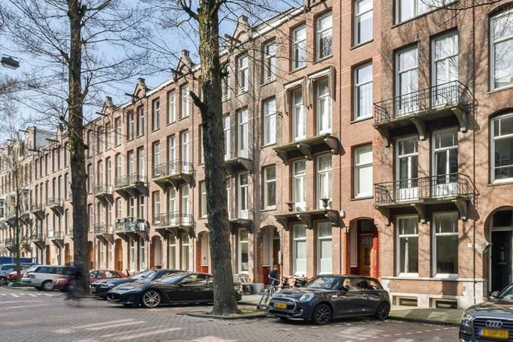 Renovatie van woonhuis in Amsterdam Oud Zuid met stalen portalen en eiken zwevende trap.
