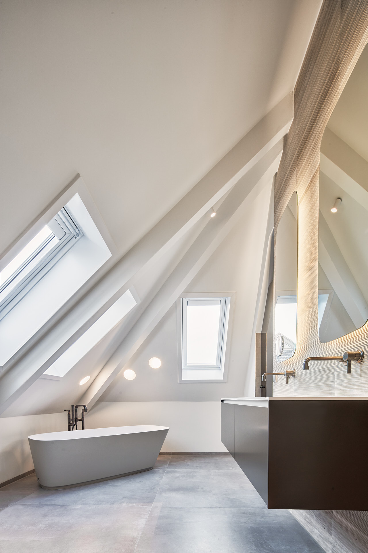Ontwerp moderne badkamer in monument door Maxim Winkelaar