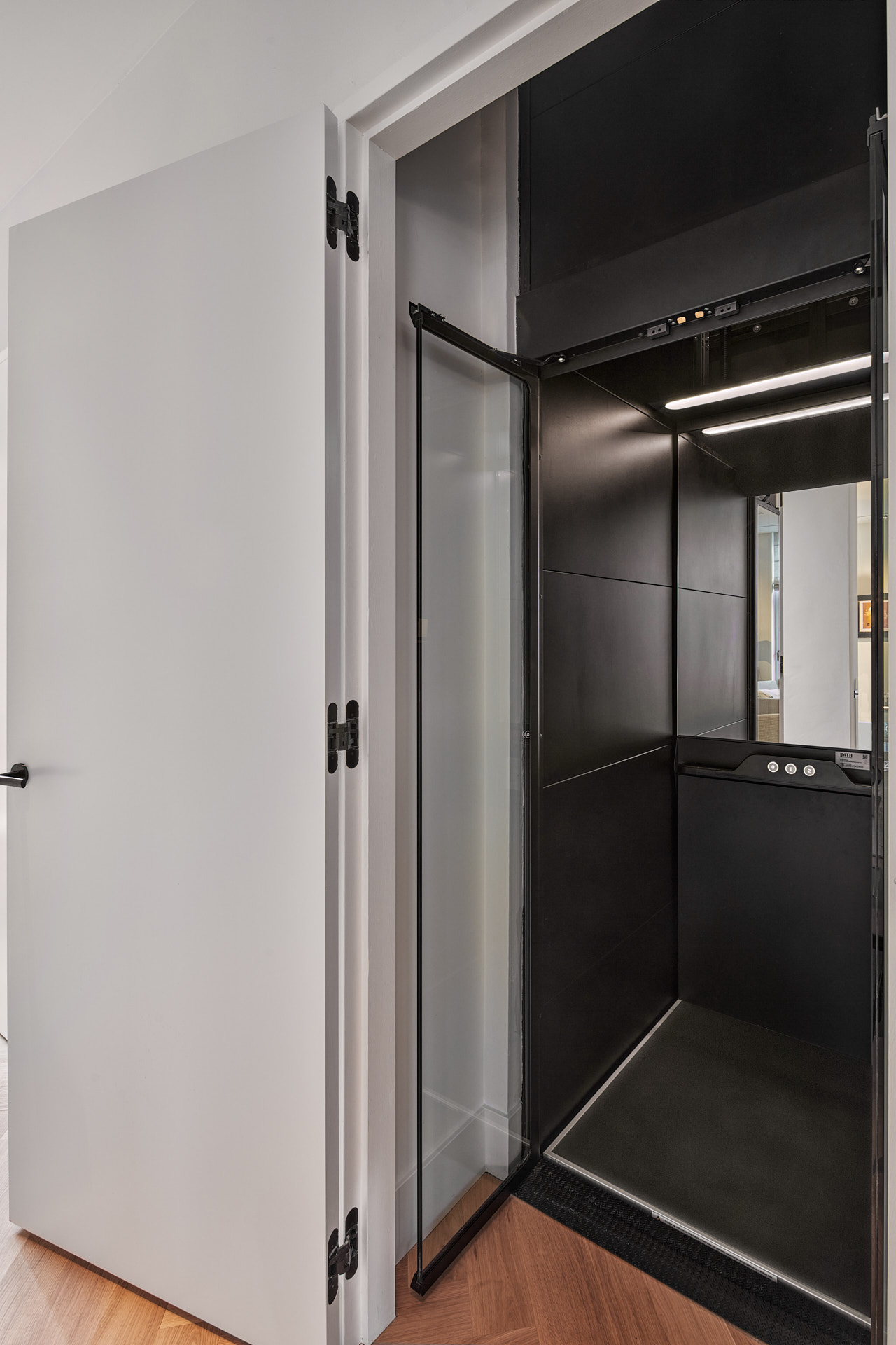 Maxim Winkelaar ontwerp prive lift in luxe appartement