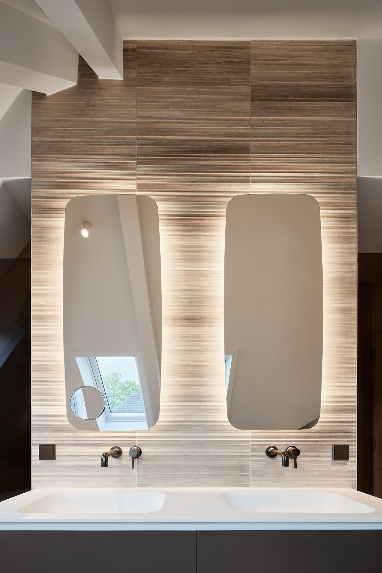 Marmeren tegelwand met spiegels door interieurarchitect Maxim Winkelaar