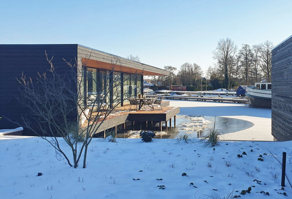 Waterwoning-Kortenhoef-in-sneeuw Vier waterwoningen Kortenhoef Haven Lake Villa door architect Maxim Winkelaar