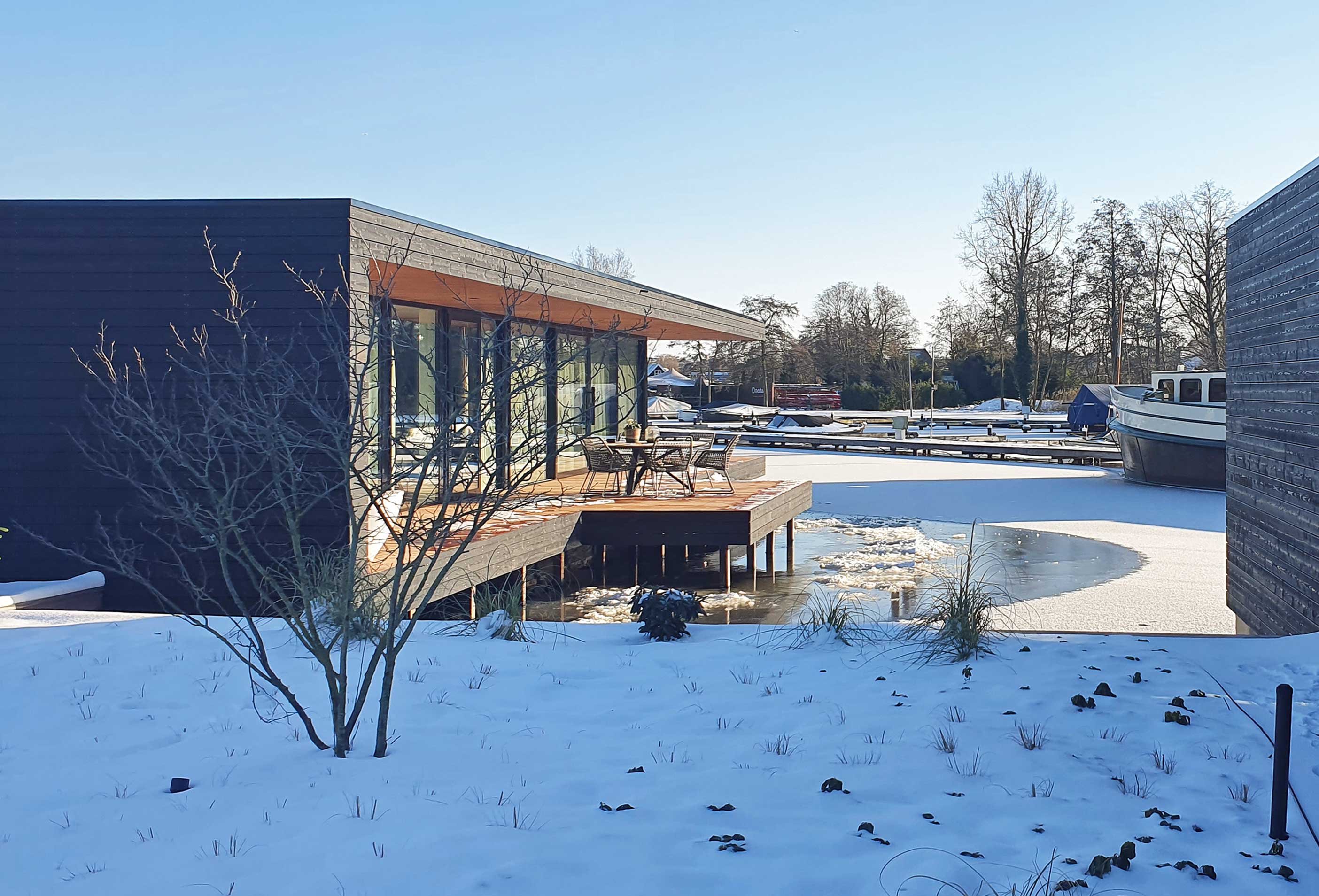 Waterwoning-Kortenhoef-in-sneeuw Vier waterwoningen Kortenhoef Haven Lake Villa door architect Maxim Winkelaar